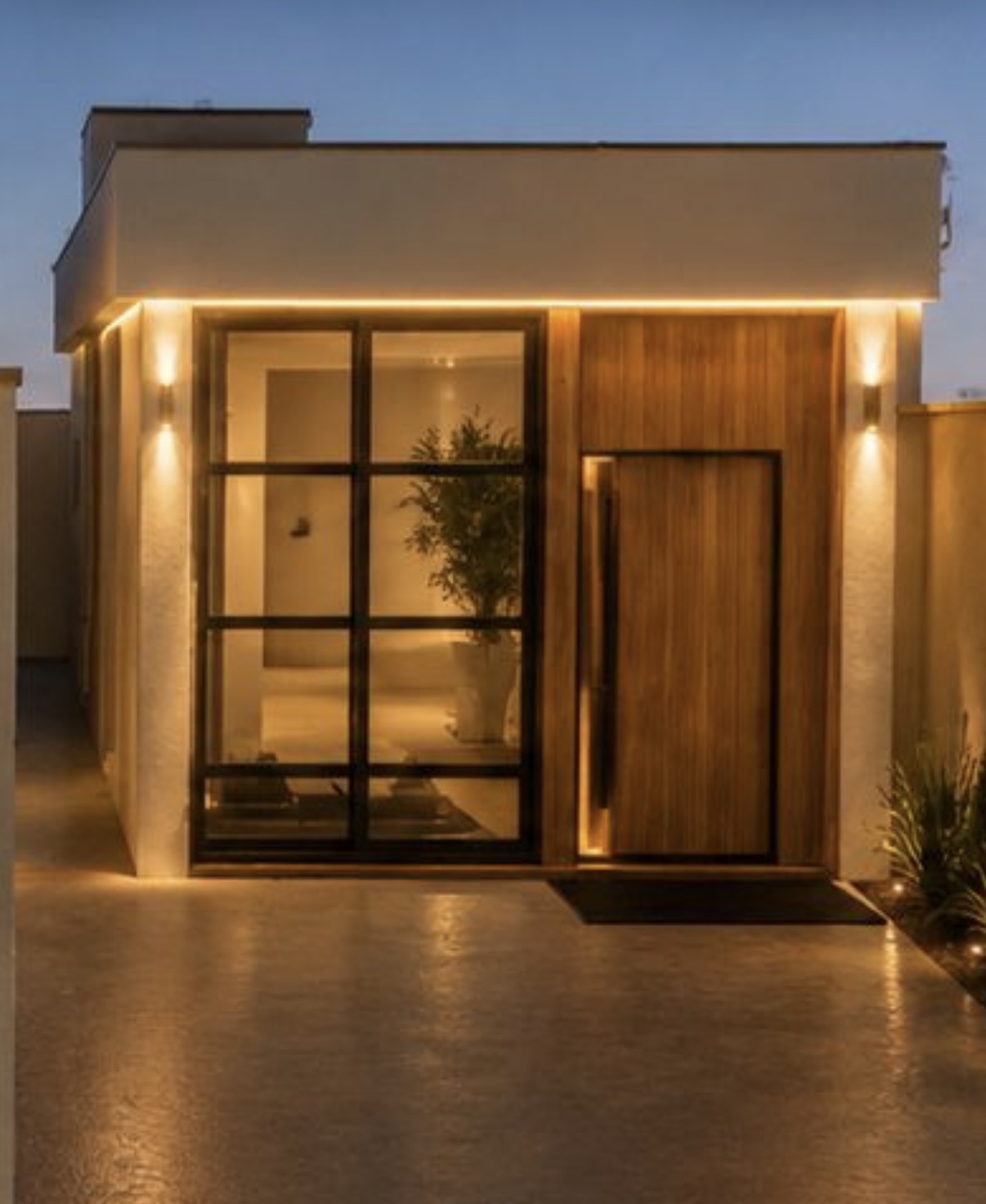 Fachada da casa de 74 m² com iluminação externa em destaque