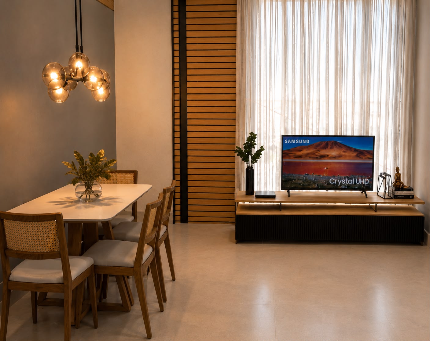 Sala de jantar com pendente e painel ripado de madeira