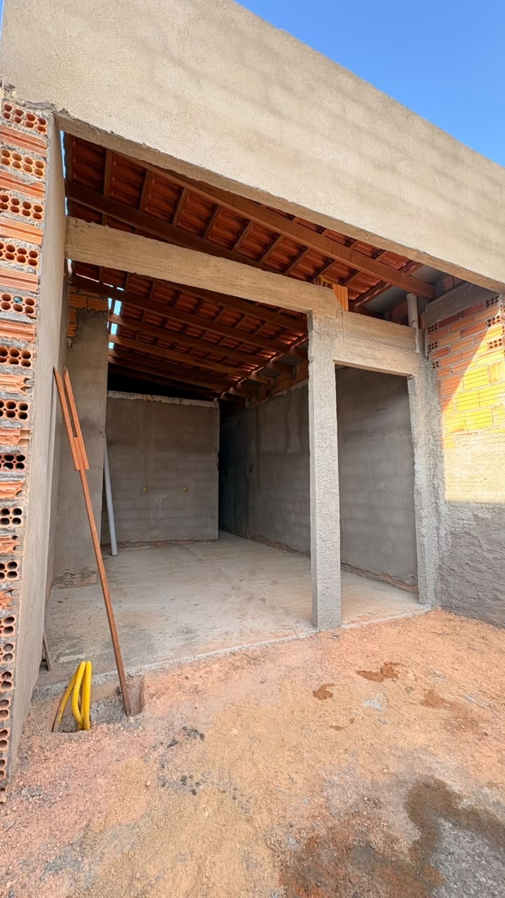 Área de garagem coberta com estrutura de telhado em execução