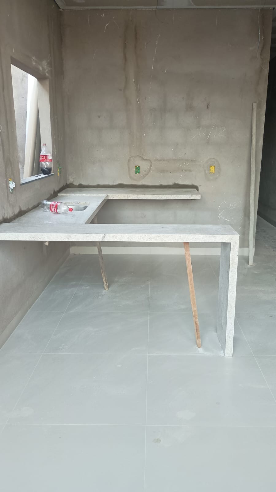 Cozinha da Casa 01 com piso e bancadas instalados