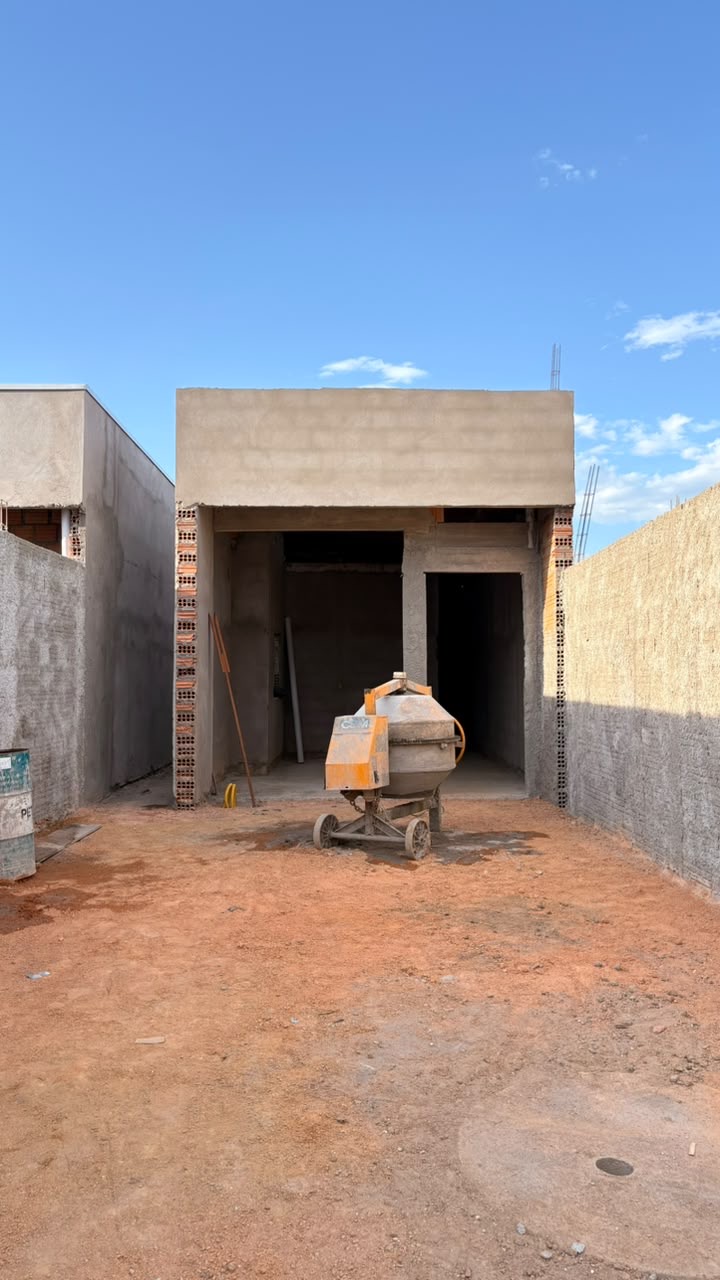 Fachada da casa em construção com estrutura de concreto finalizada