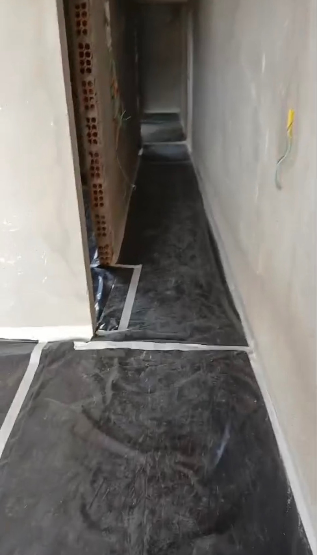 Corredor interno da Casa 01 preparado para o início da pintura